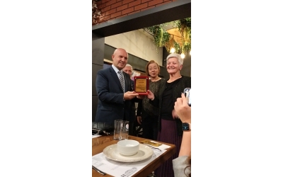 KADIN KOLLARI GENEL BAŞKANINA PLAKET